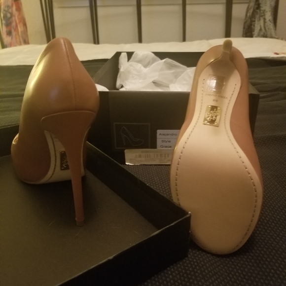 High end Designer pumps - Picture 3 of 4